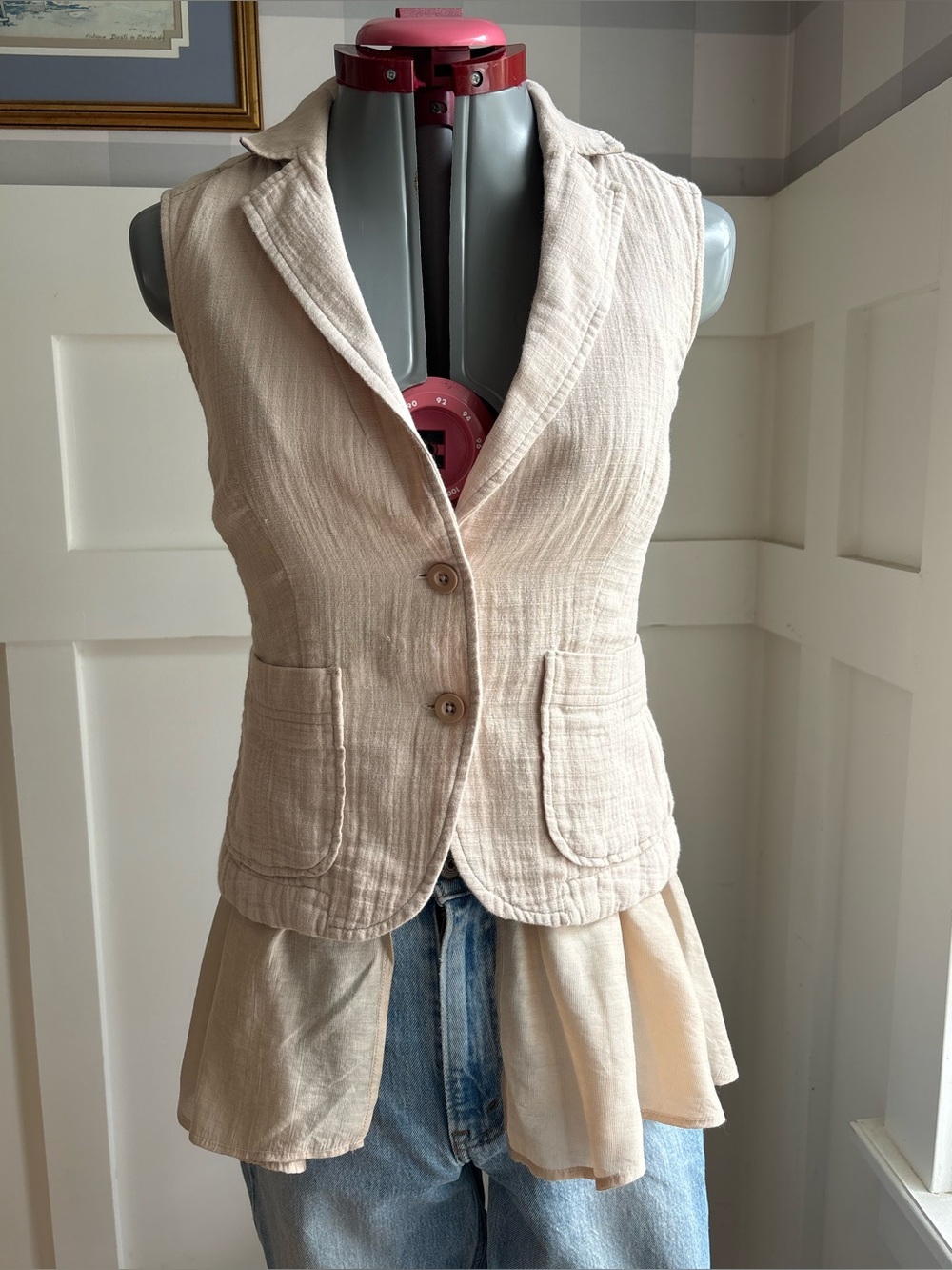 Cream Textured Sleeveless Buttoned Vest with Layered Hem Small